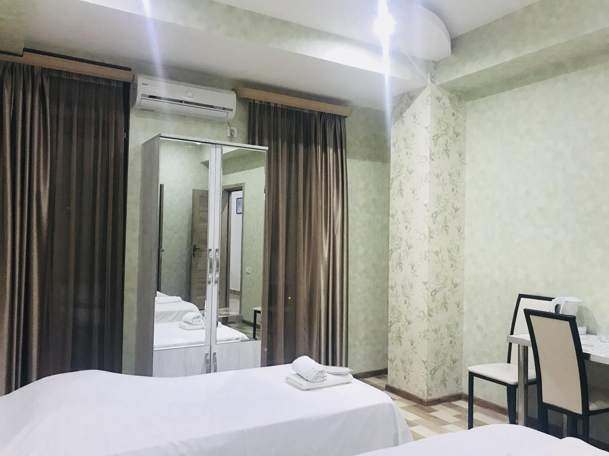 Hotel Tourist ティビリシ エクステリア 写真