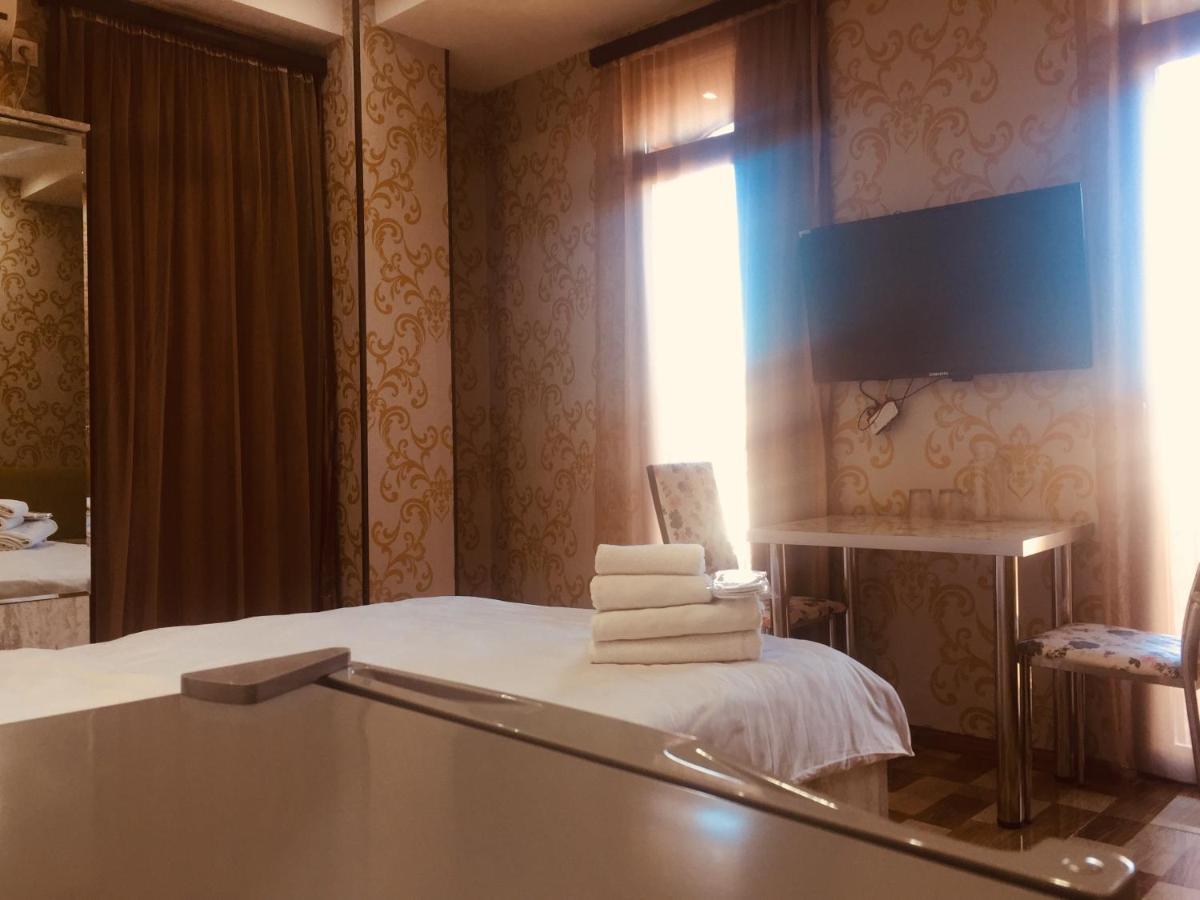 Hotel Tourist ティビリシ エクステリア 写真
