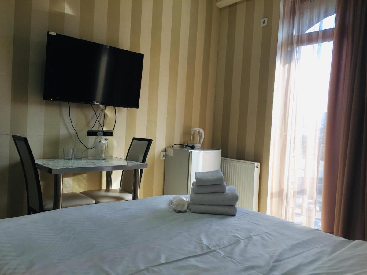 Hotel Tourist ティビリシ エクステリア 写真