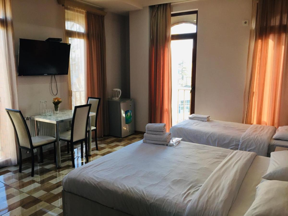 Hotel Tourist ティビリシ エクステリア 写真