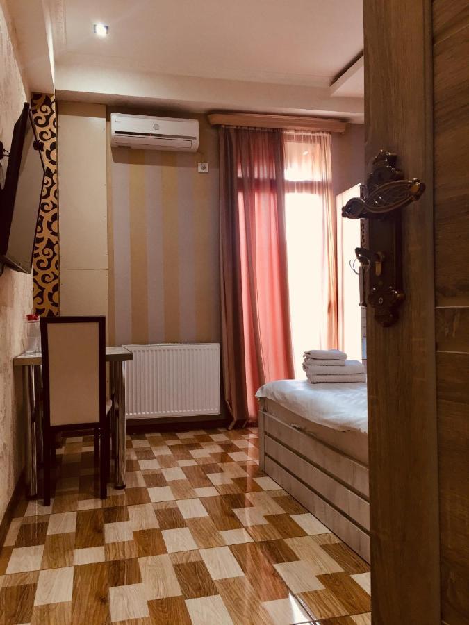 Hotel Tourist ティビリシ エクステリア 写真