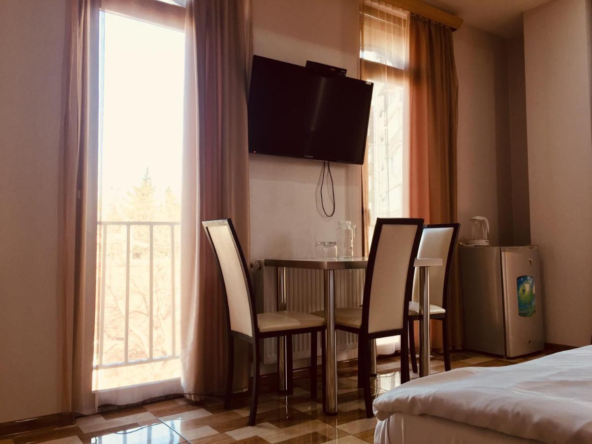 Hotel Tourist ティビリシ エクステリア 写真